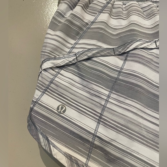 lululemon hotty hot low rise lined shorts 4” - Picture 3 of 4